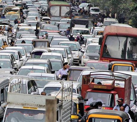 mumbai seems nearer than hinjawadi due to traffic jam | पुण्यातून हिंजवडीपेक्षा मुंबई जवळ ?
