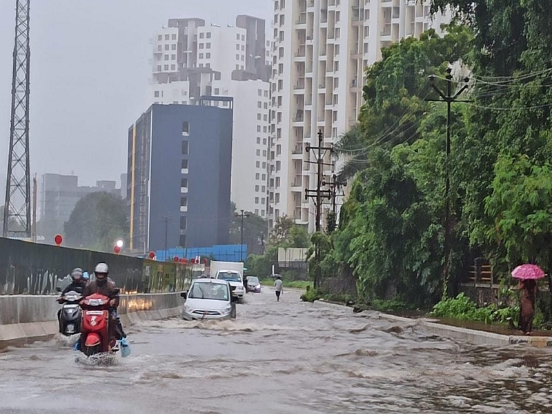 heavy raifall in pune district River overflows on roads in Hinjewadi IT Park | Rain | हिंजवडी आयटी पार्कमधील रस्त्यांवर अवतरली नदी!