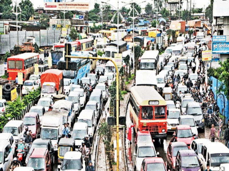 Action on encroachments and wrong traffic in the pimpri | पिंपरीत बेशिस्त वाहतूकीला लगाम, अतिक्रमणांवरही कारवाई 