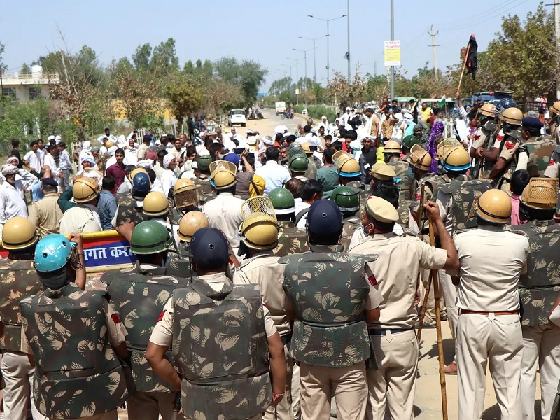 Farmers lathicharge: Farmers' agitation against Chief Minister Manohar Lal Khattar; Police baton charge, several injured | Farmers lathicharge : मुख्यमंत्री मनोहर लाल खट्टर यांच्याविरोधात शेतकऱ्यांची निदर्शने; पोलिसांचा लाठीचार्ज, अनेकजण जखमी
