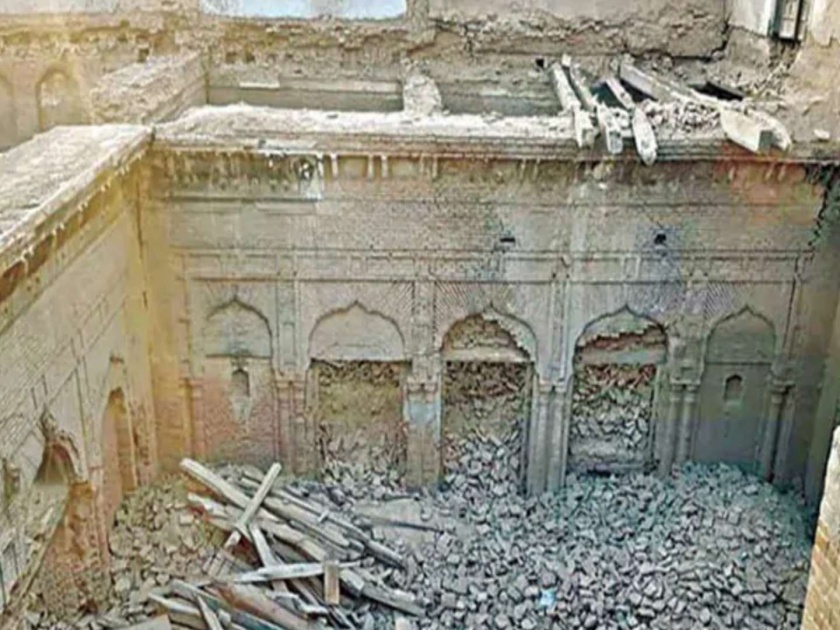 The historic Guru Nanak Mahal broke in Pakistan | पाकिस्तानमधील ऐतिहासिक गुरु नानक महालाची मोडतोड, मौल्यवान सामान चोरले  