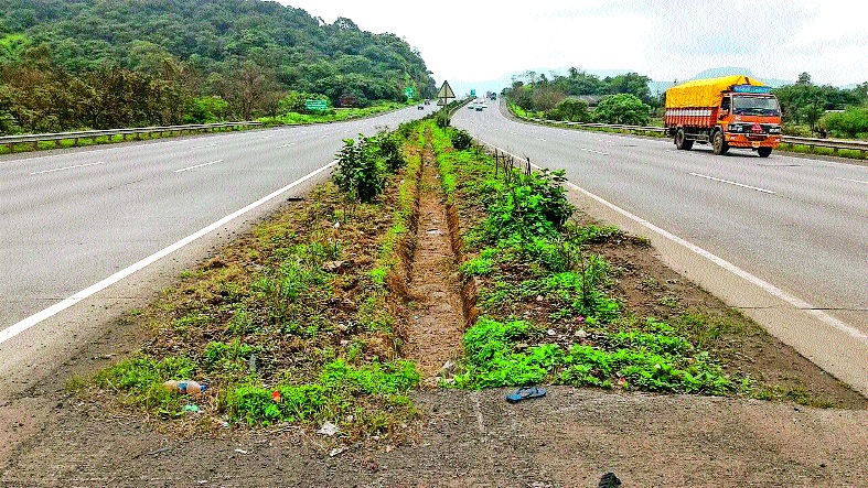 Mumbai-Pune Highway: Recovery of crores, recovery of facilities | मुंबई-पुणे द्रुतगती महामार्ग : कोट्यवधींची वसुली, सुविधांची वानवा