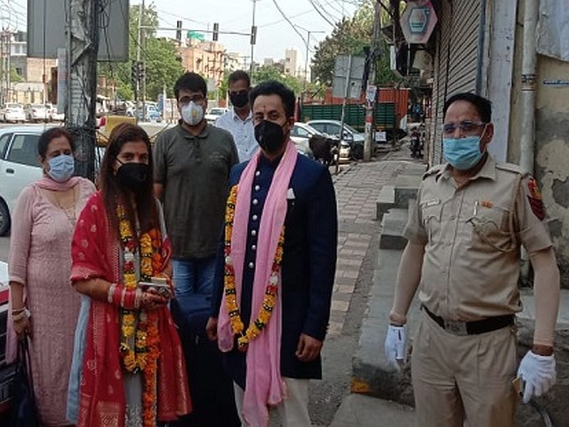 Delhi Groom Reaches Wedding Venue In Police Gypsy Amid Lockdown sna | याला म्हणतात 'हटके लग्न'! पुढे-मागे पोलीस अन् मधे 'नवरदेव-नवरी', अशी करण्यात आली पाठवणी