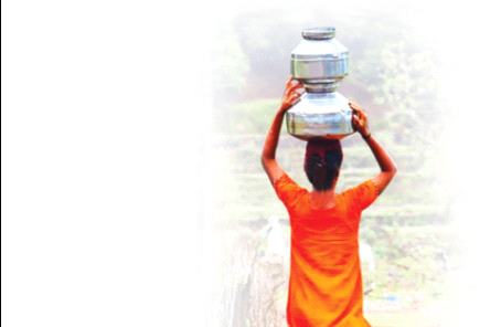 Pots on women's heads due to water scarcity in 401 villages | 401 गावांत पाणीटंचाईमुळे महिलांच्या डोक्यावर हंडा