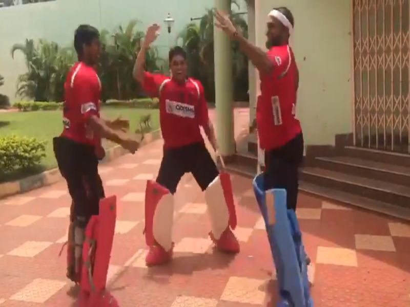 Asian Games 2018: Indian hockey players do funny dance! | Asian Game's 2018: अन् भारतीय खेळाडूंनी चक्क 'बाल्या' डान्स केला!