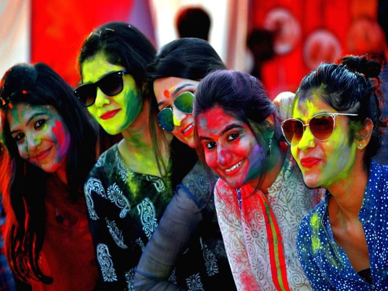 'Rang Barse Bhige...' On the occasion of Holi, Rang Panchami, colors blossomed in the market | Holi Celebration: 'रंग बरसे भिगे...' होळी, रंगपंचमीनिमित्त बाजारात रंग फुलला