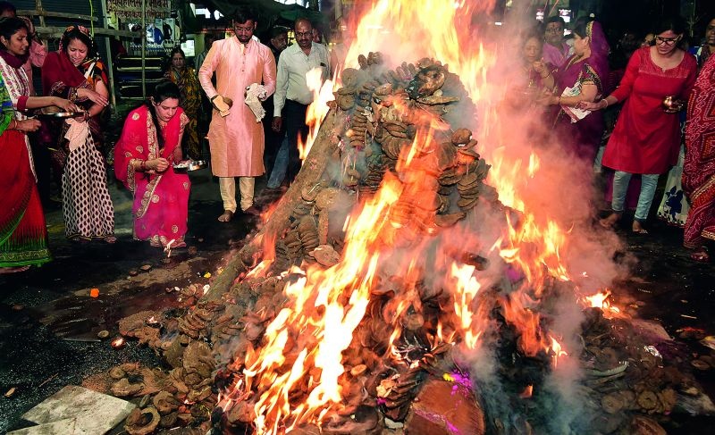 Holi burns in horror of 'Corona' in Nagpur | नागपुरात 'कोरोना'च्या दहशतीत पेटली 'होळी'