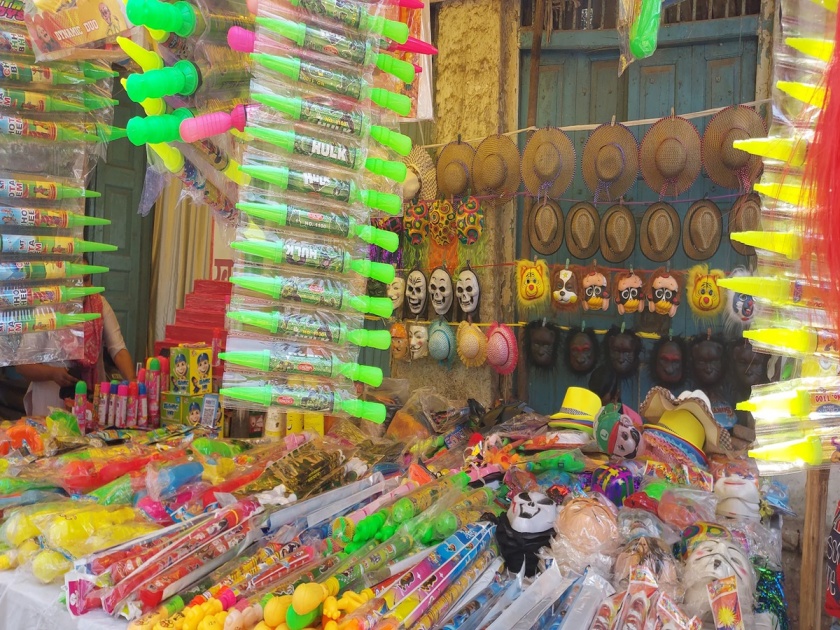 market decorated for holi festival in dhule | होळी उत्सवासाठी बाजारपेठ सजली, डोलचीला सर्वाधिक मागणी