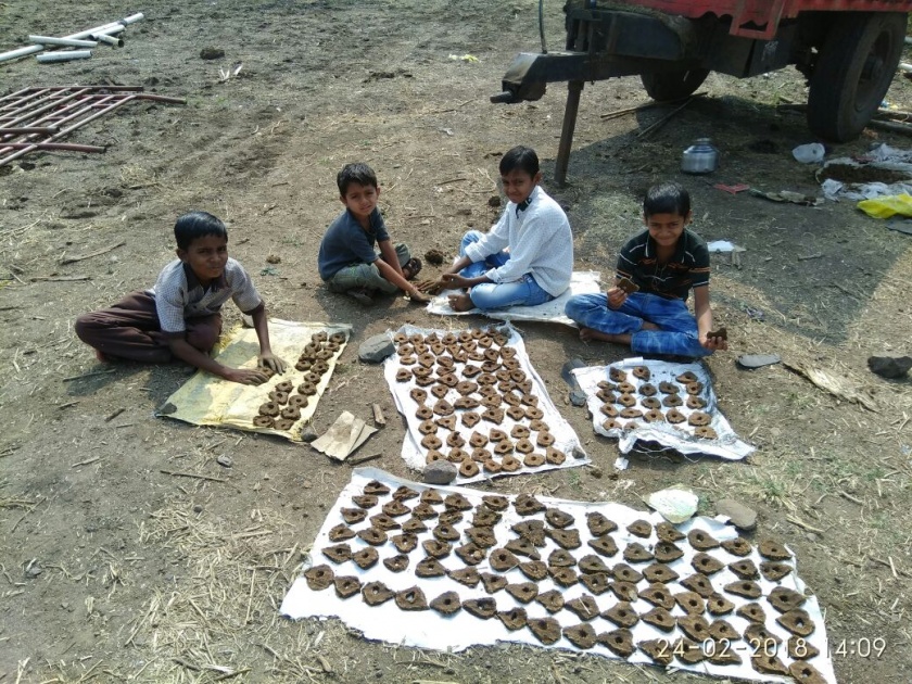 Holi festival children make prepration | चिमुकल्यांकडून दिला जातोय होळीच्या ‘चाकोल्यां’ना आकार!