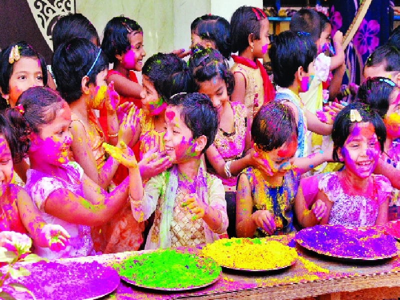 Rangooni gulal fades, color is celebrated using natural colors | रंगवून रंगुनी गुलाल फासतो, नैसर्गिक रंगांच्या वापराने सण साजरा