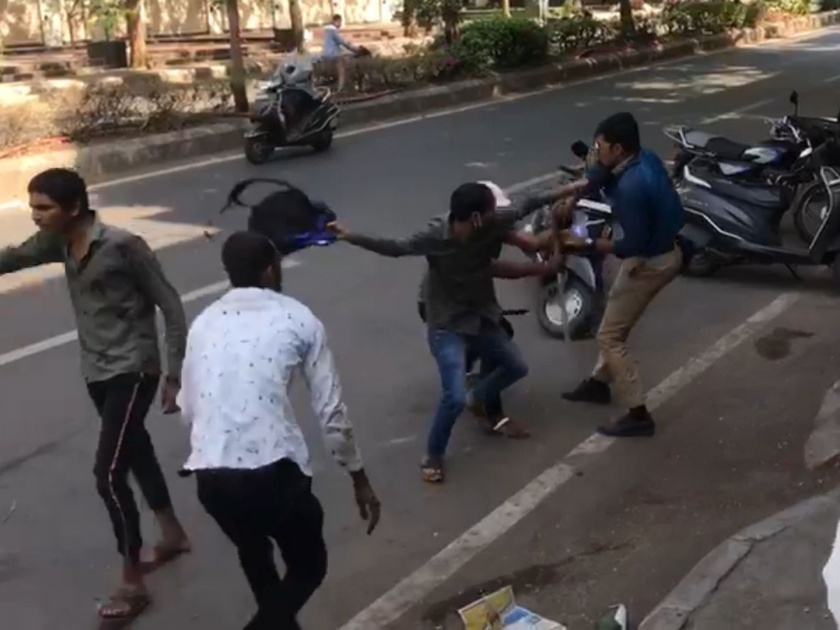 Home guard personnel beaten by five persons in pimpri kkg | VIDEO: होमगार्डला पाच जणांकडून मारहाण; दोन जण ताब्यात