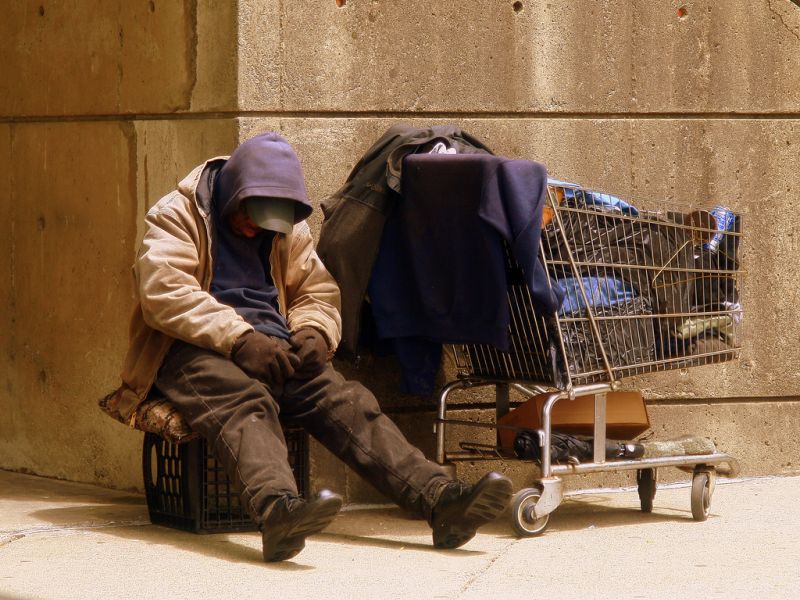 homeless man from newyork found this as his home | कल्पनाही नाही करवत अश्या जागी राहत होता तो बेघर माणूस