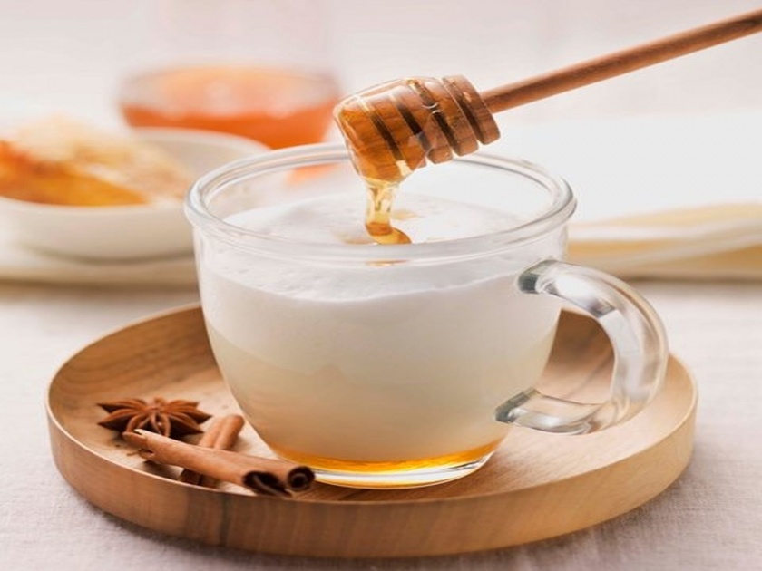 Honey milk benefits mix honey in hot milk and get these health benefit | गरम दुधात मध टाकून प्यायल्याने होतात फायदेच फायदे