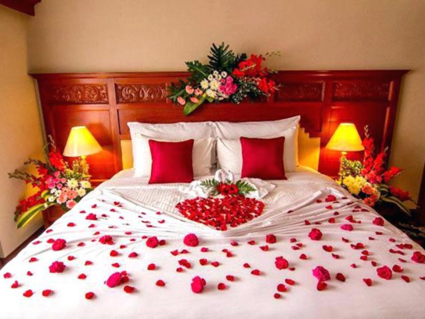 know the reason why room is decorated with roses on honeymoon | मधुचंद्राच्या रात्री गुलाबाच्या पाकळ्यांनी का सजवला जातो बेड? आहे फारच खास कारण