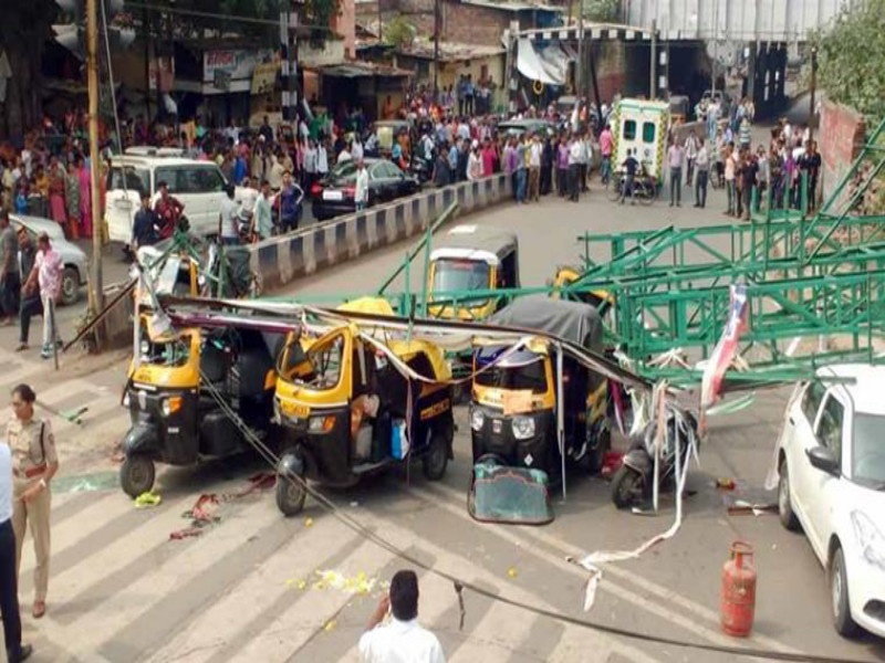 get compensation from Hoarding Accidents in Pune by Railways | पुण्यातील होर्डिंग दुर्घटना ग्रस्तांना रेल्वेकडून मिळणार नुकसान भरपाई 