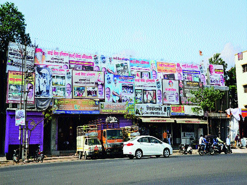 remove illegal hoardings in the city within three days; Aurangabad Bench orders Municipality | तीन दिवसांत शहरातील बेकायदा होर्डिंग हटवा; खंडपीठाची मनपाला तंबी