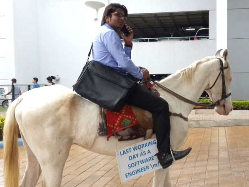 software engineer rides a horse to office on last day of work | ऑफिसमधील अखेरच्या दिवशी त्यानं आणला घोडा