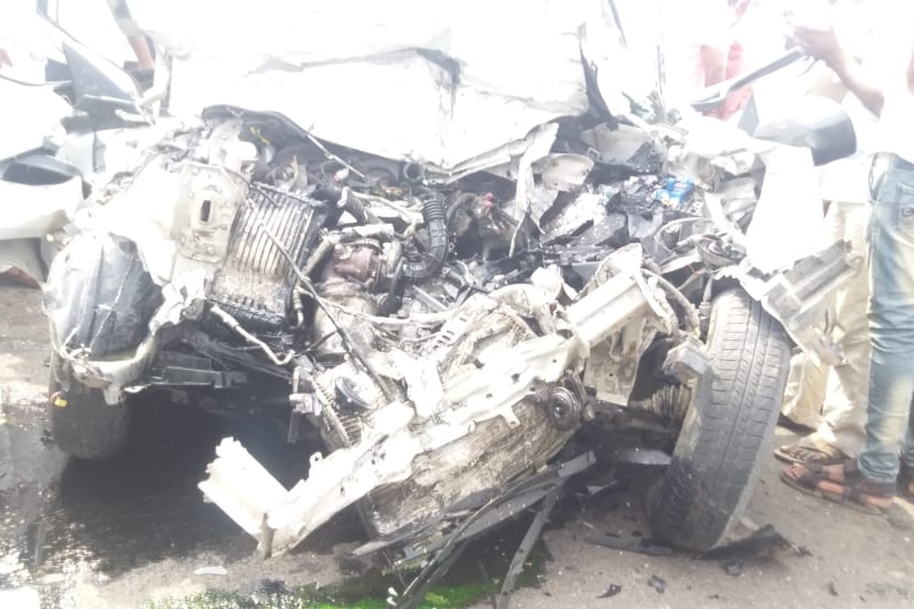 Truck and car accident near Horti village, three killed in Solapur | होर्ती गावाजवळ ट्रक व कारचा अपघात, सोलापुरचे तिघे ठार