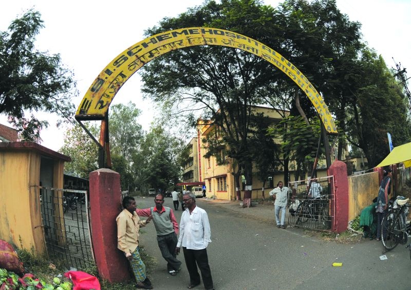 In Nagpur, the doctor stacked the patients and relatives | नागपुरात डॉक्टरांनी कोंडले रुग्ण व नातेवाईकांना