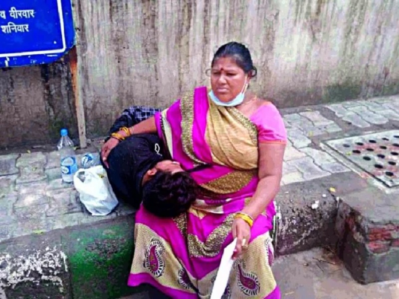 ballabhgarh a youth lying on the ground for lack of treatment outside opd building in aiims no one responded first | उपचारासाठी आईच्या कुशीत तासभर ताटकळला; 'एम्स'बाहेर माणुसकी हरवली, कुणीही दखल घेतली नाही