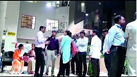 Chattis hospital raid on Kolhapur patients: Mahatma Phule Jeevan Jaggi Yojana | चौतीस रुग्णालयांवर छापे कोल्हापुरातील रुग्णांची लुबाडणूक : महात्मा फुले जनआरोग्य योजनेत सर्रास पैसे घेऊन उपचार