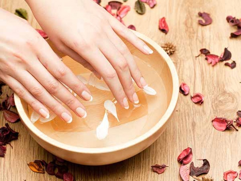 These are the hot oil manicure benefits for hands and nails | घरीच करा हॉट ऑइल मेनिक्योर; हातांचं सौंदर्य वाढविण्यासाठी ठरतं फायदेशीर 
