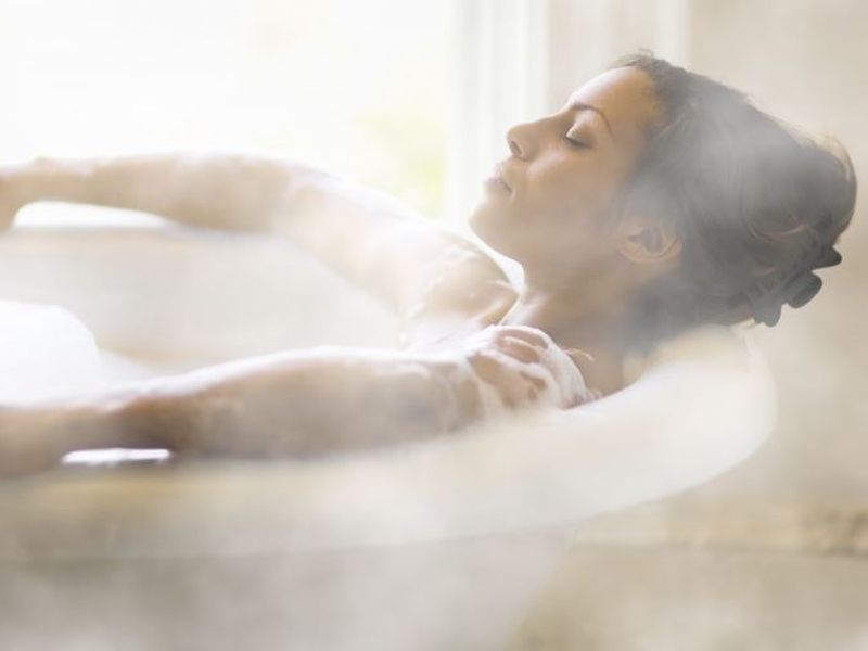 Taking five hot baths a week could prevent the risk of heart attack or stroke | आठवड्यातून 5 वेळा गरम पाण्याने आंघोळ केल्यास होतो हा फायदा