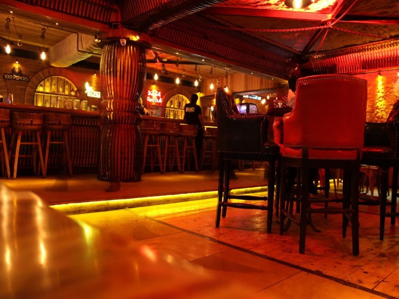 Hookah bar big hotels in Pune till late at night action on the bar | पुण्यात रात्री उशिरापर्यंत सुरू असलेल्या हुक्का बार, बड्या हाॅटेल्सवर कारवाई