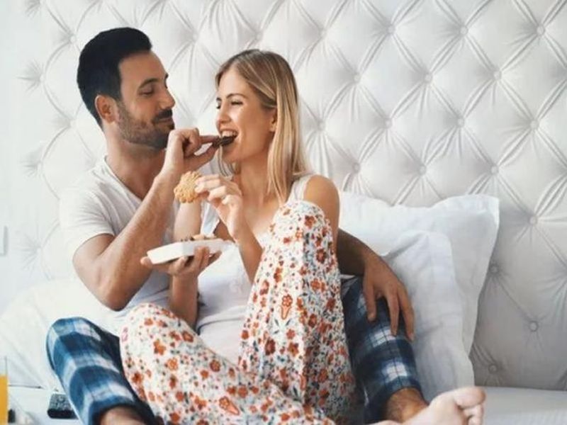 Couple enjoy sex more in hotel than at their home | लैंगिक जीवन : बेडरूम नाही तर कपल्सना लैंगिक क्रियेचा 'इथे' मिळतो जास्त आनंद