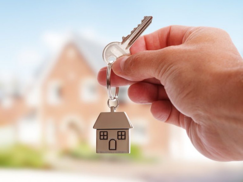 Finally the rent person gave keys of house to owner | अखेर भाडेकरूने घरमालकाला दिल्या घराच्या चाव्या