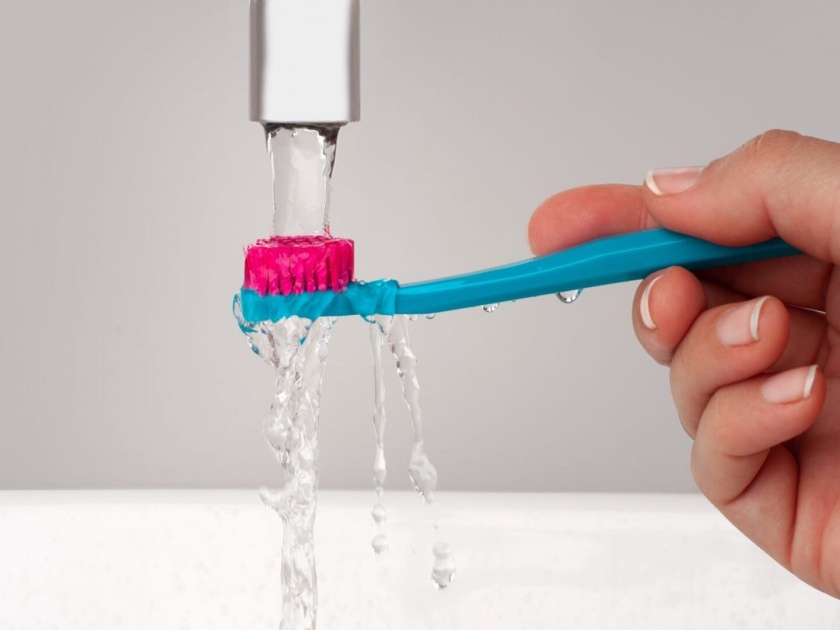 How often should you change toothbrushes and when you should replace | किती दिवसांनी बदलावा तुमचा टूथब्रश? कशी समजेल ब्रश बदलण्याची वेळ?