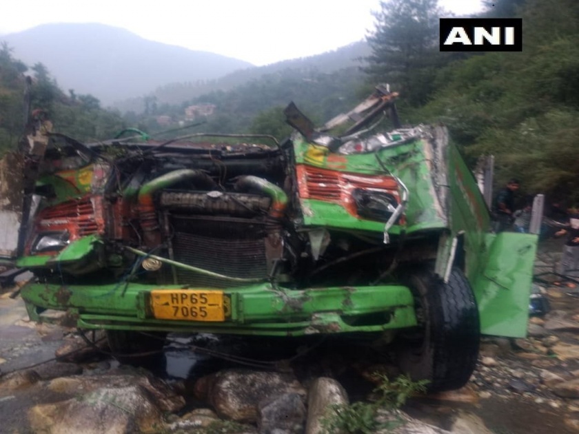 20 killed in road accident in Himachal Pradesh | हिमाचल प्रदेशमध्ये बस दरीत कोसळून भीषण अपघात, 33 जणांचा मृत्यू 