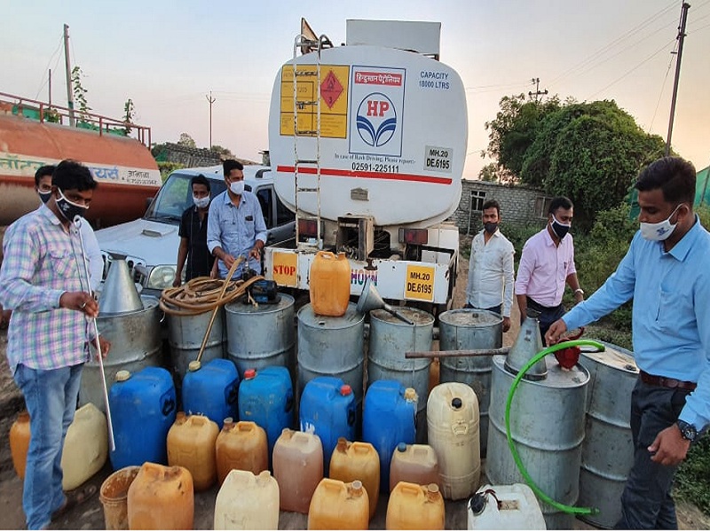 ‘Oil’ imposed on oil companies; Theft of petrol and diesel on the road from a tanker coming from Manmad | तेल कंपन्यांनाच लावले ‘तेल’; मनमाडहून येणाऱ्या टँकरमधून रस्त्यातच पेट्रोल व डिझेलची चोरी