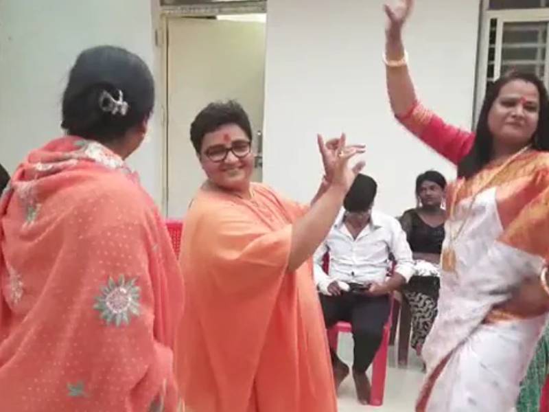 bjp mp pragya thakur told court i am unwell now her dancing video goes viral | कोर्टासमोर आजारी असल्याचं सांगणाऱ्या भाजपा खासदार प्रज्ञा ठाकूर यांचा डान्स व्हिडिओ व्हायरल! पाहा...