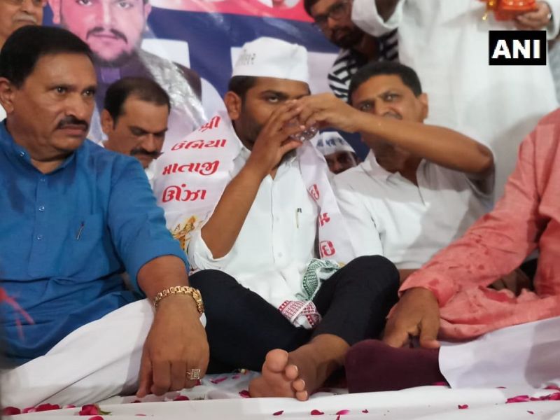Ahmedabad: PAAS leader Hardik Patel breaks his indefinite hunger strike after 19 days | अखेर 19 दिवसांनी हार्दिक पटेल यांचे उपोषण मागे, मागण्या मान्य नाहीच
