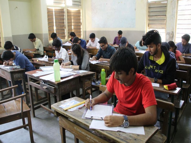 HSC exam Maharashtra English paper leaked on whatsapp | बारावीचा इंग्रजीचा पेपर तासाभरातच फुटला; माहिती देणाऱ्या तरुणाचे अपहरण
