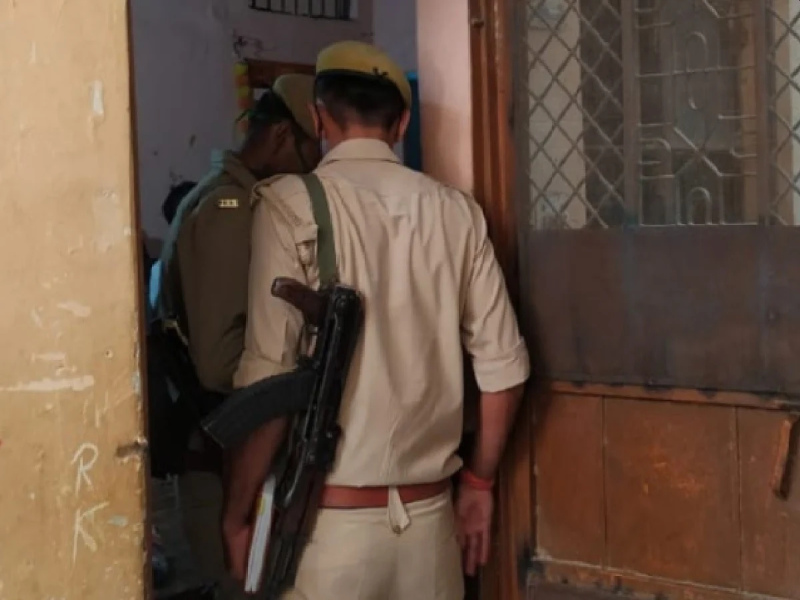 Moradabad Thakurdwara PRV Muzaffarnagar Fake police personnel | 5 वर्षांपासून मेव्हणा भाऊजीची पोलीस म्हणून करत होता नोकरी; प्रकार समोर आला अन्...