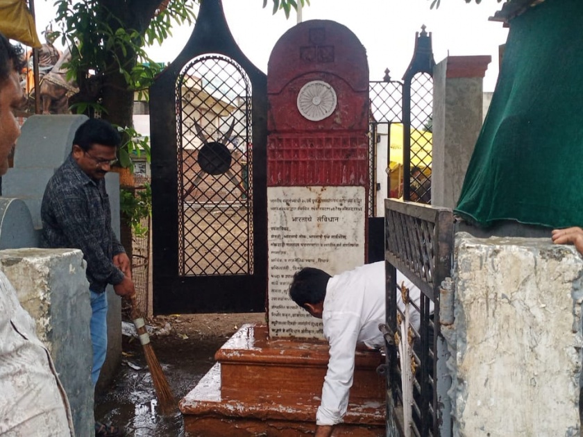 Lokmat Online Impact : City administration wakes up; Murtijapur's Martyr's Memorial became glittering | Lokmat Online Impact : नगर प्रशासन झाले जागे; मुर्तीजापूरचे हुतात्मा स्मारक झाले चकाचक 