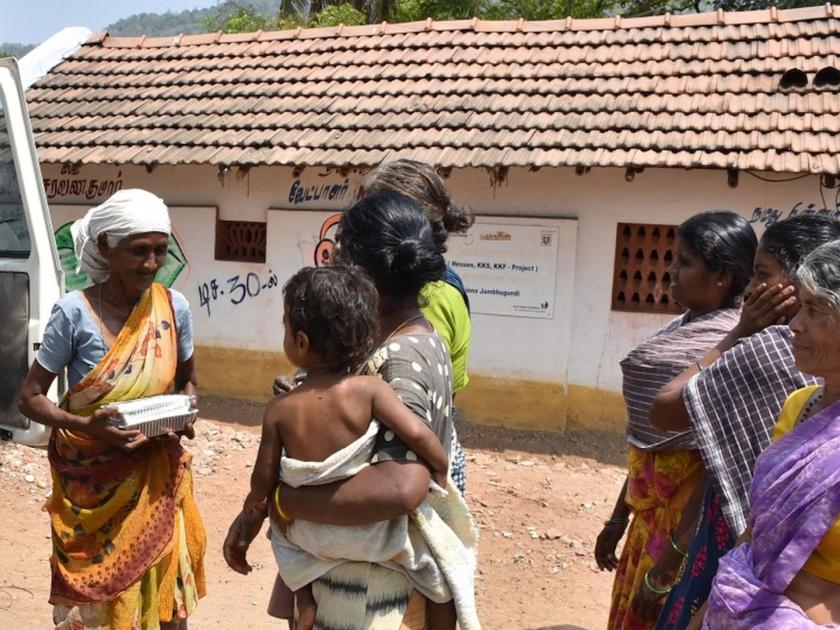 63 year old man serves free lunch for 250 tribals in Tamil nadu | रोज सुमारे २५० आदिवासी मुलांची भूक भागवतात 'हे' आजोबा