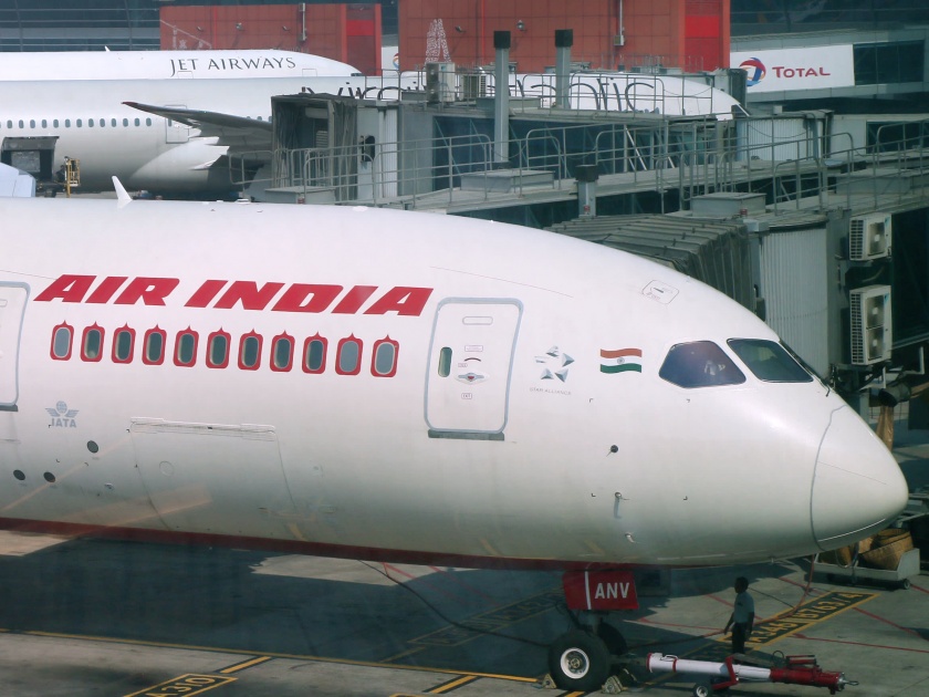 Air India plain threatens with bomb; emergency landing in England | एअर इंडियाच्या विमानाला बॉम्बने उडविण्याची धमकी; लढाऊ विमानांच्या देखरेखीत इंग्लंडला उतरविले
