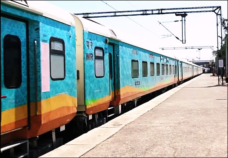 Now a 'sleeper coach' service on the Humsafar Railway | हमसफर रेल्वेत आता ‘स्लीपर कोच’ची सेवा