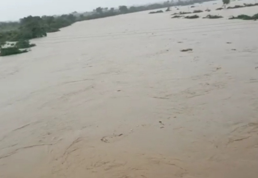 Hundreds of hectares of land under water in Murtijapur taluka; Many villages lost contact | मूर्तिजापूर तालुक्यात शेकडो हेक्टर जमीन पाण्याखाली;  अनेक गावांचा संपर्क तुटला 