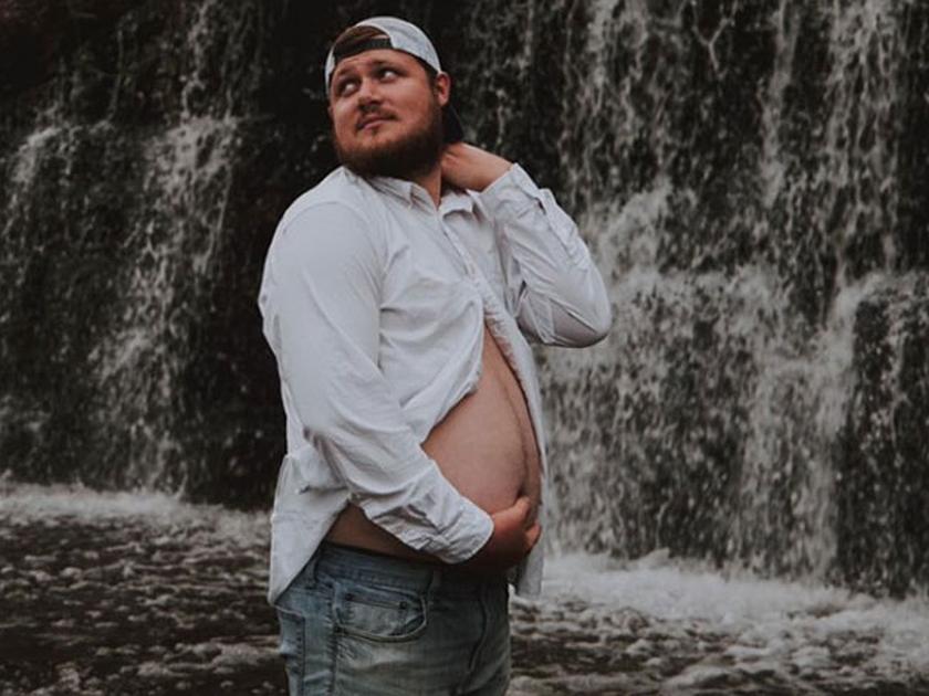 Viral pics man takes Wifes place maternity Photoshoot | जगातला सर्वात बेस्ट पती, पत्नीला खूश करण्यासाठी केलं चक्क Maternity Photoshoot