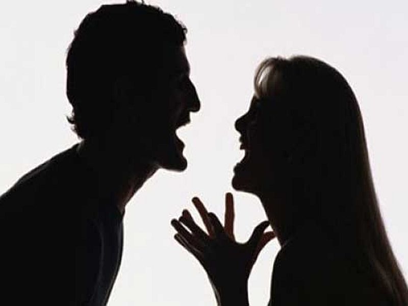 ahemdabad man seeks french kiss from wife and cuts off her tongue | बापरे! पत्नीकडे फ्रेंच किस मागून पतीने केलं असं काही...