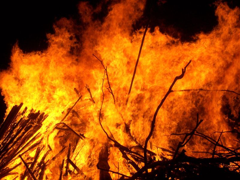 Shocking: The slum dwellers burned by the landlord in Jalgaon | धक्कादायक : जळगावात जागा मालकाने जाळल्या मजुरांच्या झोपड्या