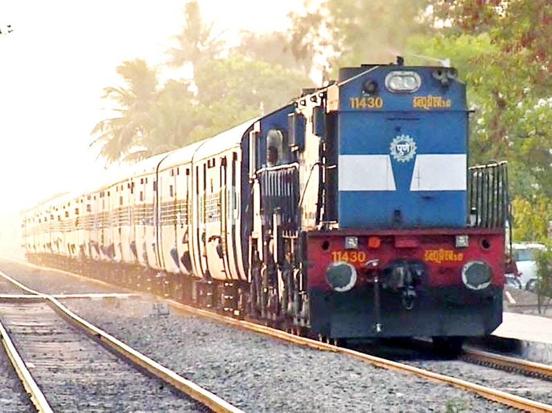 Big news; Solapur-Pune-Solapur Hutatma Superfast Special Express will run from tomorrow | मोठी बातमी; सोलापूर-पुणे-सोलापूर हुतात्मा सुपरफास्ट विशेष एक्सप्रेस उद्यापासून धावणार 