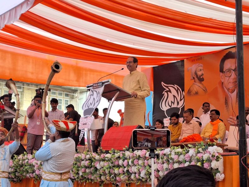 Show seat to MP who supports Shiv Sena thieves; Uddhav Thackeray's appeal to Shiv Sainiks | 'शिवसेना चोरणाऱ्यांना साथ देणाऱ्या खासदाराला जागा दाखवा'; उद्धव ठाकरेंचं आवाहन