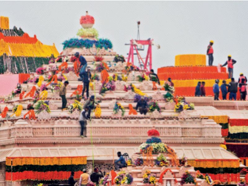 Amazing decoration in Ram temple with thousands of flowers, excitement across the country | राम मंदिरात हजारो फुलांनी सजावट, देशभरात उत्साह; दिव्यांच्या रोषणाईने उजळला परिसर
