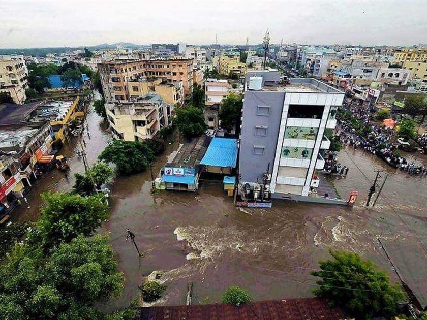 Rainfall in the state due to rain, flood situation, life-threatening disaster, and death of three | हैदराबादमध्ये पावसामुळे पूरसदृश्य परिस्थिती, जनजीवन विस्कळीत; तिघांचा मृत्यू