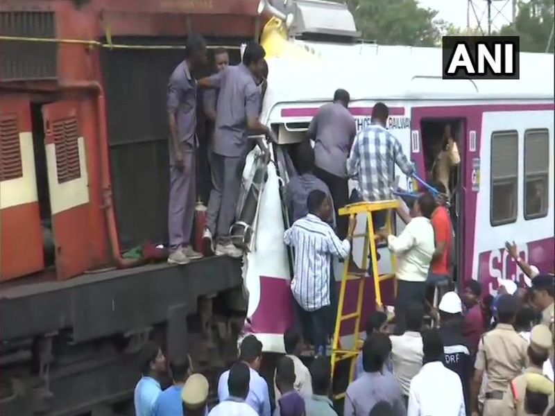 Two trains have collided at Kacheguda Railway Station | एक्स्प्रेस-लोकलची समोरासमोर धडक, अनेक प्रवासी जखमी 